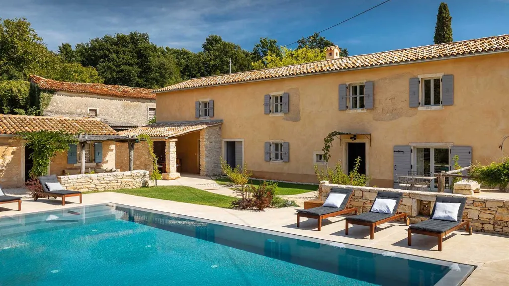 Renovated Heritage Villa with Infinity Pool in Žminj