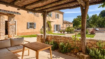 Renovated Heritage Villa with Infinity Pool in Žminj