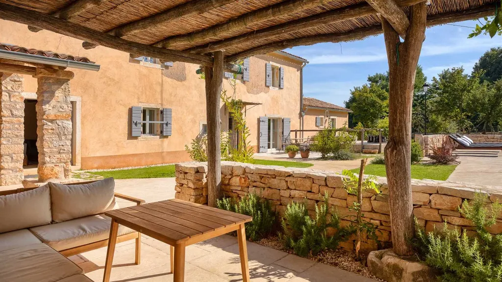 Renovated Heritage Villa with Infinity Pool in Žminj