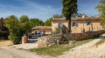 Renovated Heritage Villa with Infinity Pool in Žminj