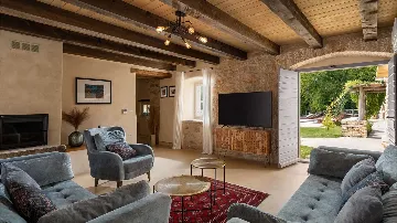 Renovated Heritage Villa with Infinity Pool in Žminj