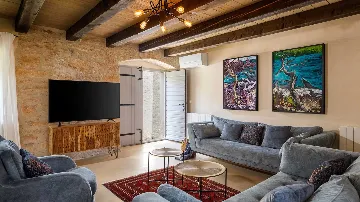 Renovated Heritage Villa with Infinity Pool in Žminj