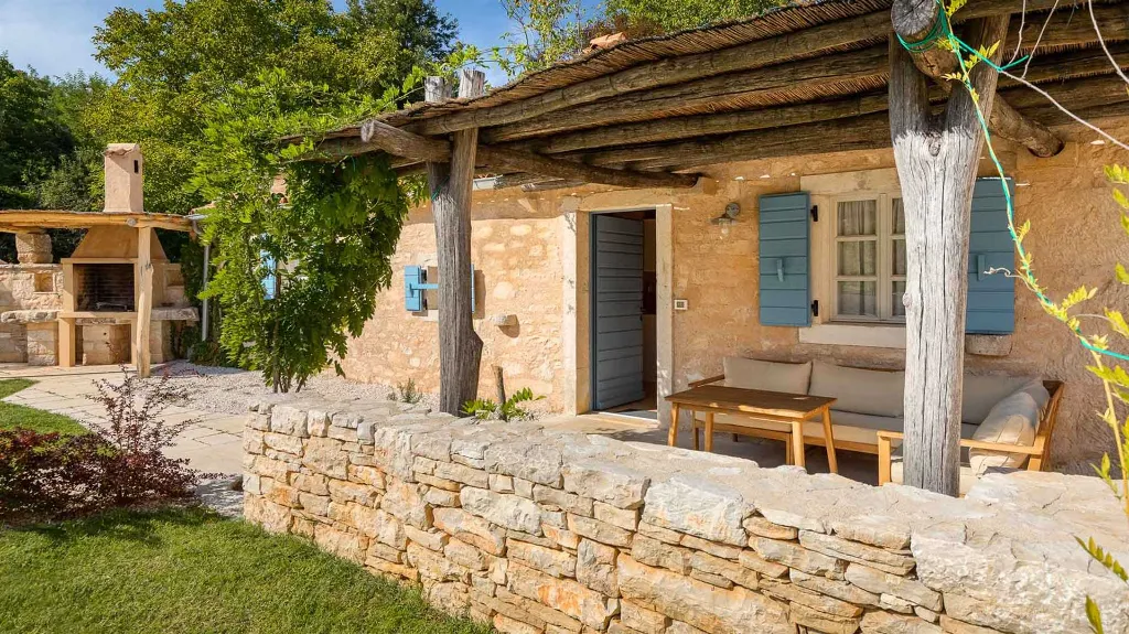 Renovated Heritage Villa with Infinity Pool in Žminj