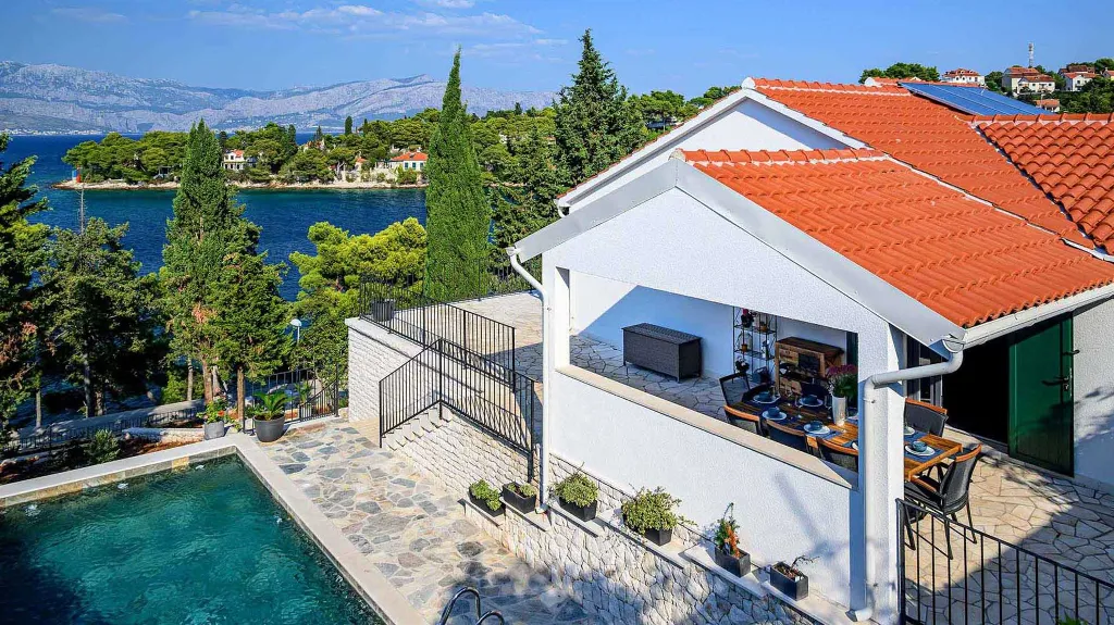 Eco-Friendly Villa in Splitska (6–8 Guests)