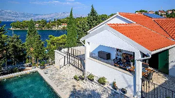Eco-Friendly Villa in Splitska (6–8 Guests)