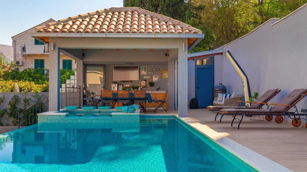 4-Bedroom Villa with Heated Infinity Pool in Dubrovnik