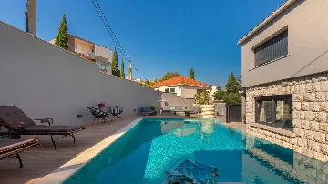 4-Bedroom Villa with Heated Infinity Pool in Dubrovnik