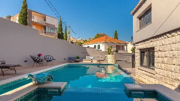4-Bedroom Villa with Heated Infinity Pool in Dubrovnik