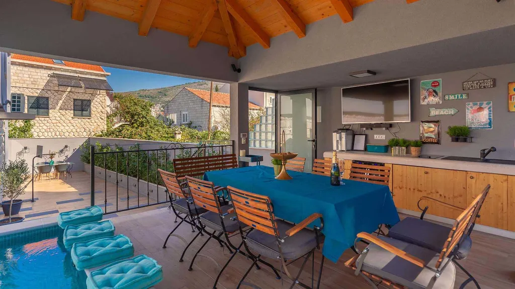 4-Bedroom Villa with Heated Infinity Pool in Dubrovnik