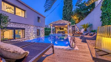 4-Bedroom Villa with Heated Infinity Pool in Dubrovnik