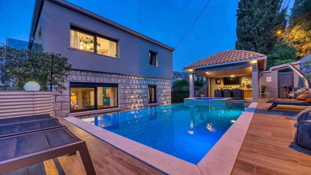4-Bedroom Villa with Heated Infinity Pool in Dubrovnik