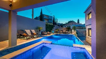 4-Bedroom Villa with Heated Infinity Pool in Dubrovnik