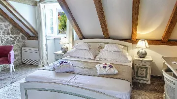 Cavtat Heritage Villa with Hot Tub for 8