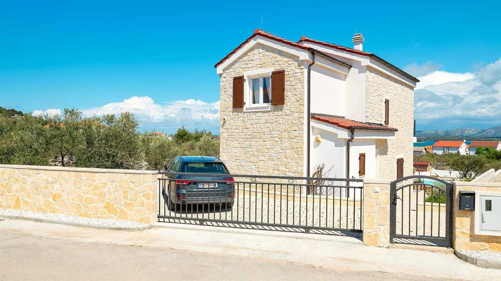Murter Modern 4-Bedroom Villa with Pool