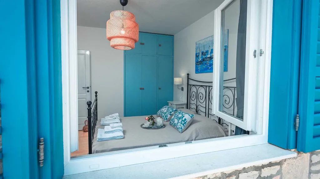 3-Bedroom Villa with Swimming Pool in Sutivan