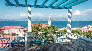 3-Bedroom Villa with Swimming Pool in Sutivan