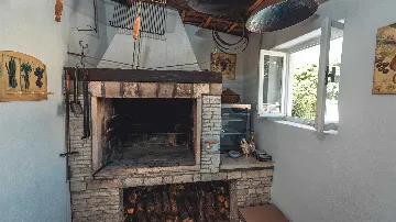 3-Bedroom Villa with Swimming Pool in Sutivan