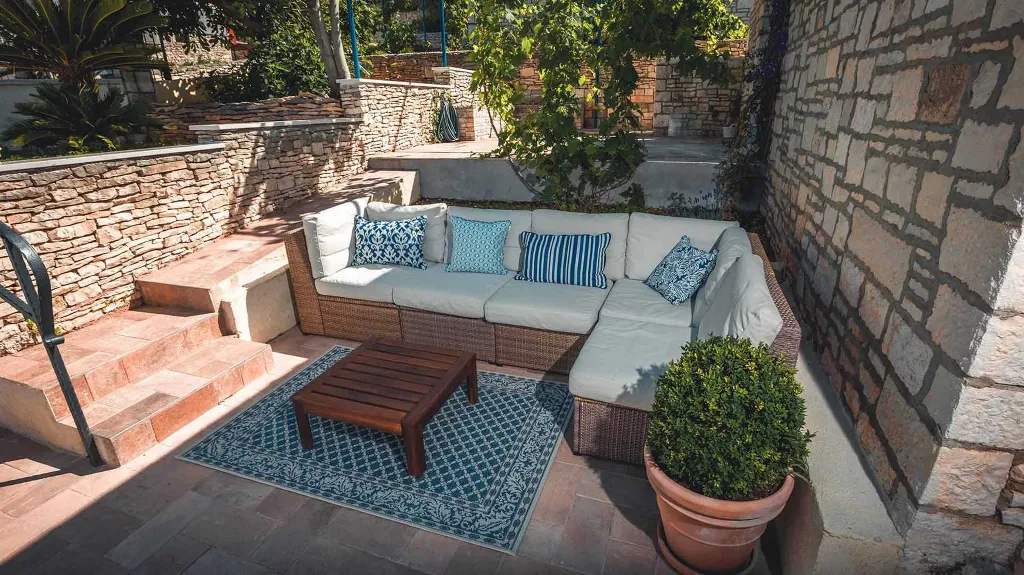 3-Bedroom Villa with Swimming Pool in Sutivan