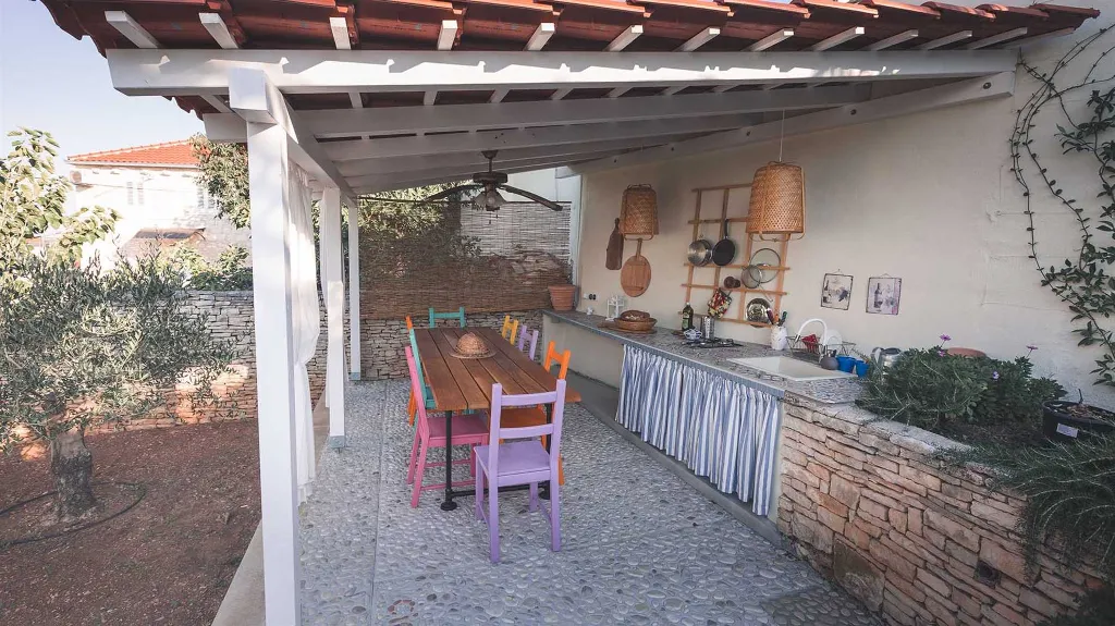 3-Bedroom Villa with Swimming Pool in Sutivan