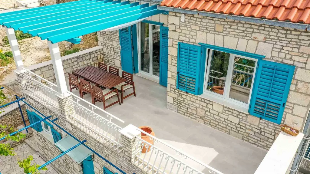 3-Bedroom Villa with Swimming Pool in Sutivan