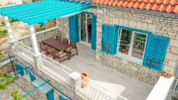 3-Bedroom Villa with Swimming Pool in Sutivan