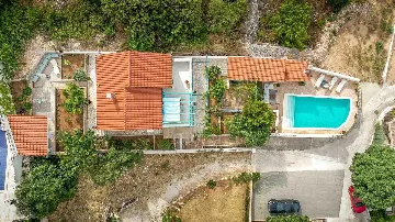 3-Bedroom Villa with Swimming Pool in Sutivan