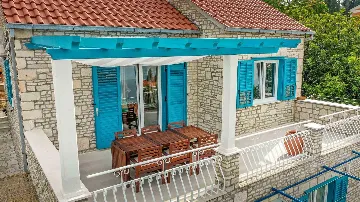 3-Bedroom Villa with Swimming Pool in Sutivan