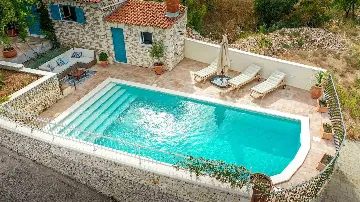 3-Bedroom Villa with Swimming Pool in Sutivan