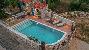 3-Bedroom Villa with Swimming Pool in Sutivan