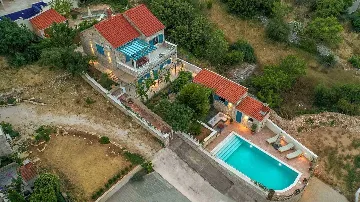 3-Bedroom Villa with Swimming Pool in Sutivan
