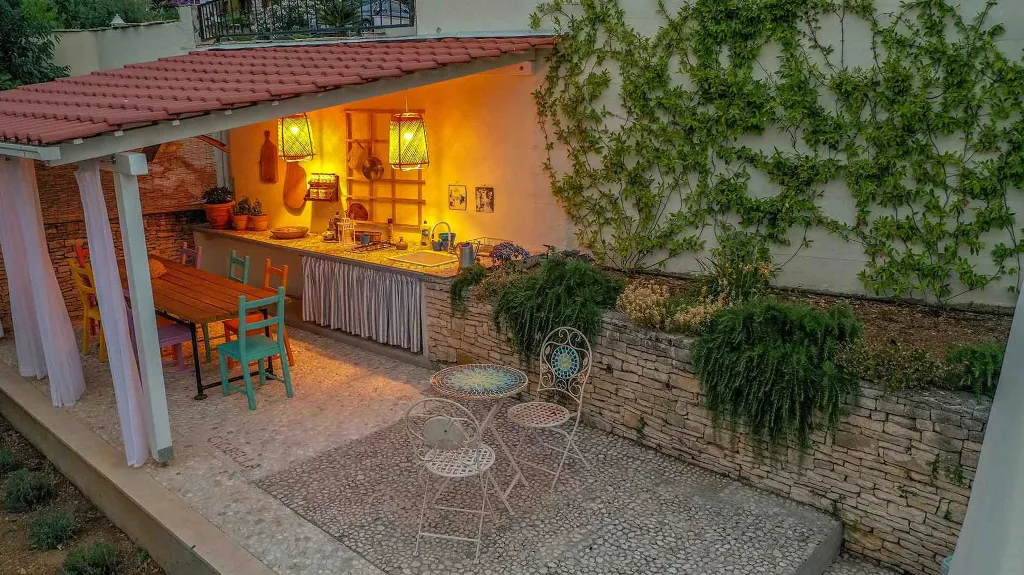 3-Bedroom Villa with Swimming Pool in Sutivan