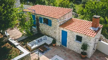 3-Bedroom Villa with Swimming Pool in Sutivan