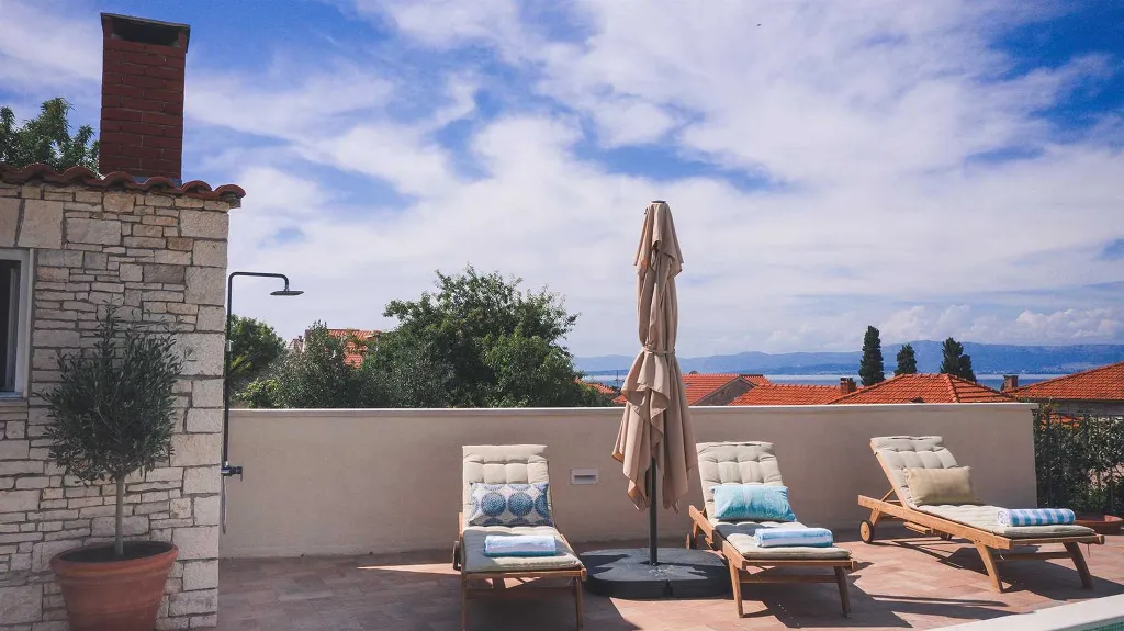 3-Bedroom Villa with Swimming Pool in Sutivan