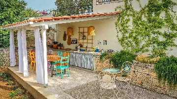 3-Bedroom Villa with Swimming Pool in Sutivan