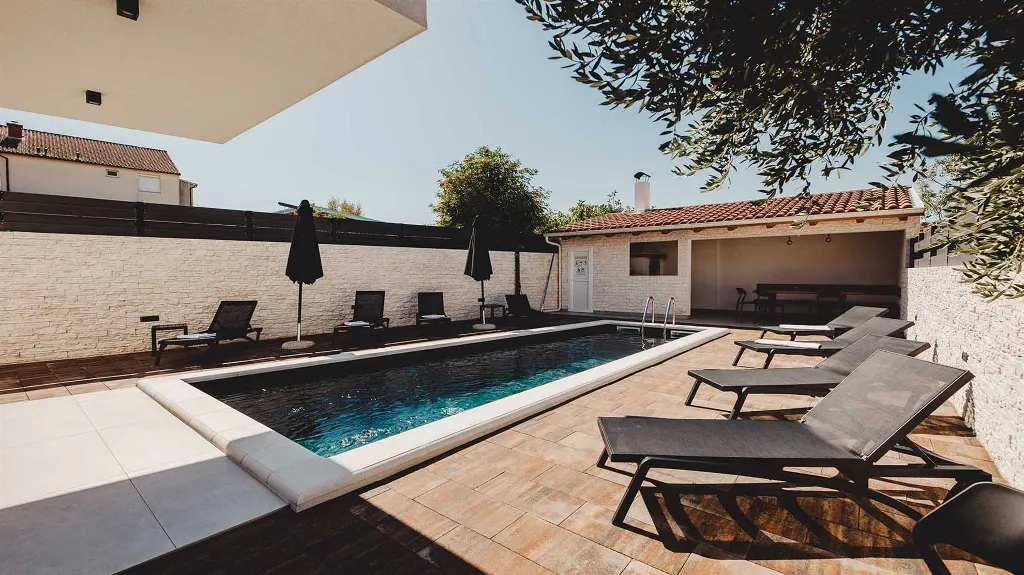 Villa in Vodice with Outdoor Pool for 8 Guests