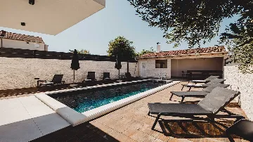 Villa in Vodice with Outdoor Pool for 8 Guests