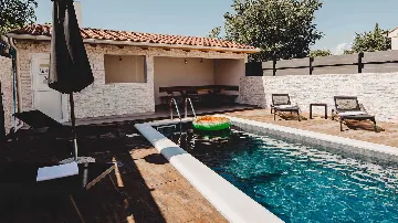 Villa in Vodice with Outdoor Pool for 8 Guests