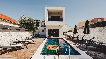 Villa in Vodice with Outdoor Pool for 8 Guests
