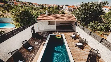 Villa in Vodice with Outdoor Pool for 8 Guests