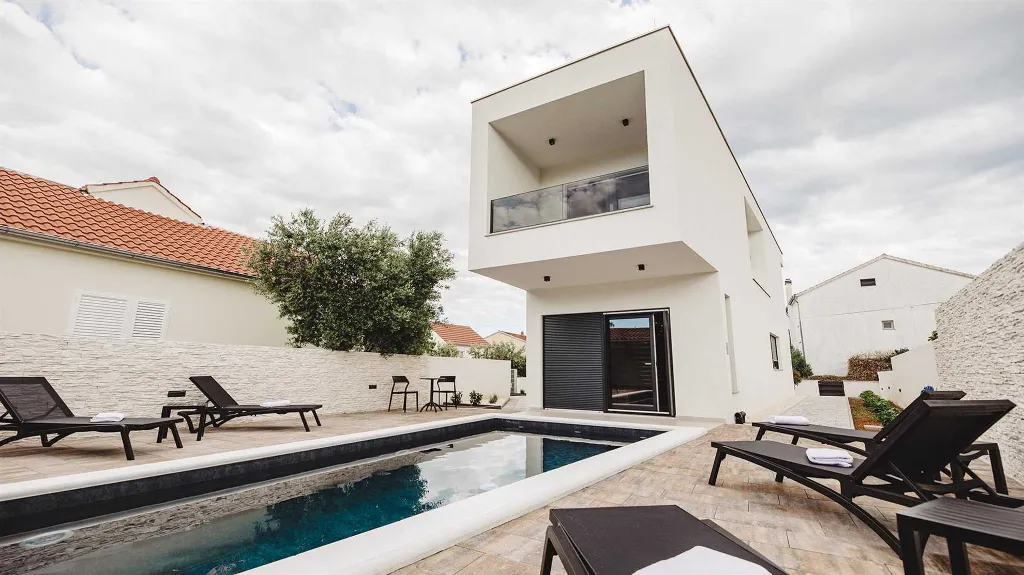 Villa in Vodice with Outdoor Pool for 8 Guests