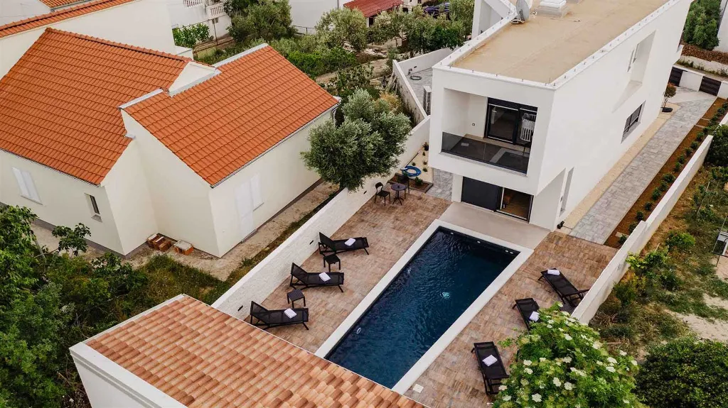 Villa in Vodice with Outdoor Pool for 8 Guests