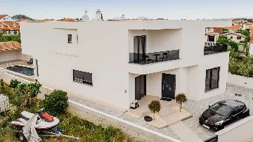 Villa in Vodice with Outdoor Pool for 8 Guests