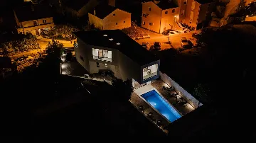 Villa in Vodice with Outdoor Pool for 8 Guests