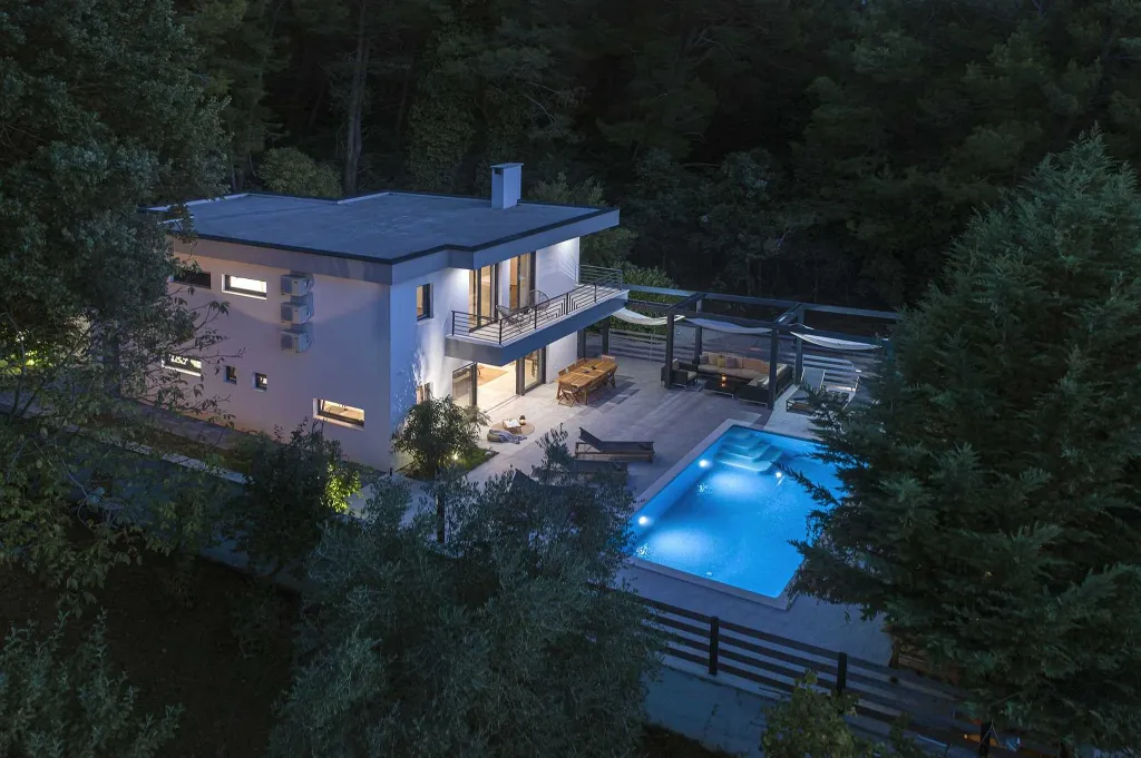 Modern Villa with Pool in Banjole (Up to 8 Guests)