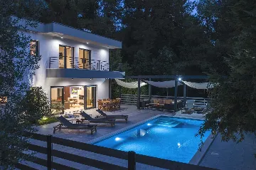 Modern Villa with Pool in Banjole (Up to 8 Guests)