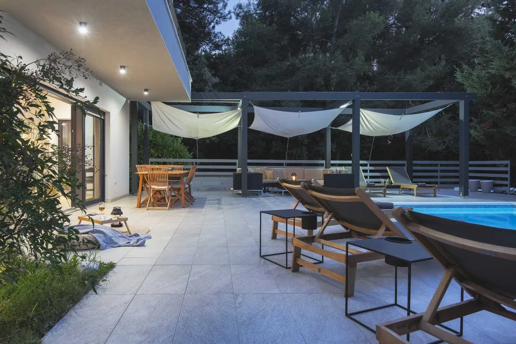 Modern Villa with Pool in Banjole (Up to 8 Guests)