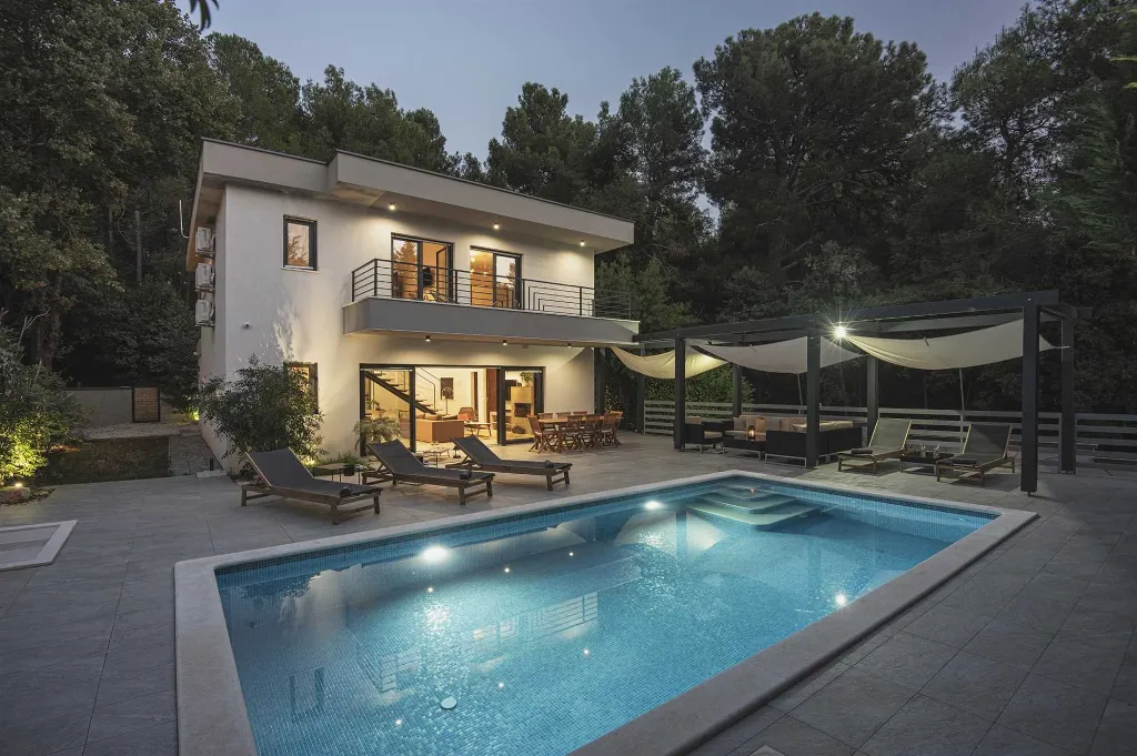 Modern Villa with Pool in Banjole (Up to 8 Guests)