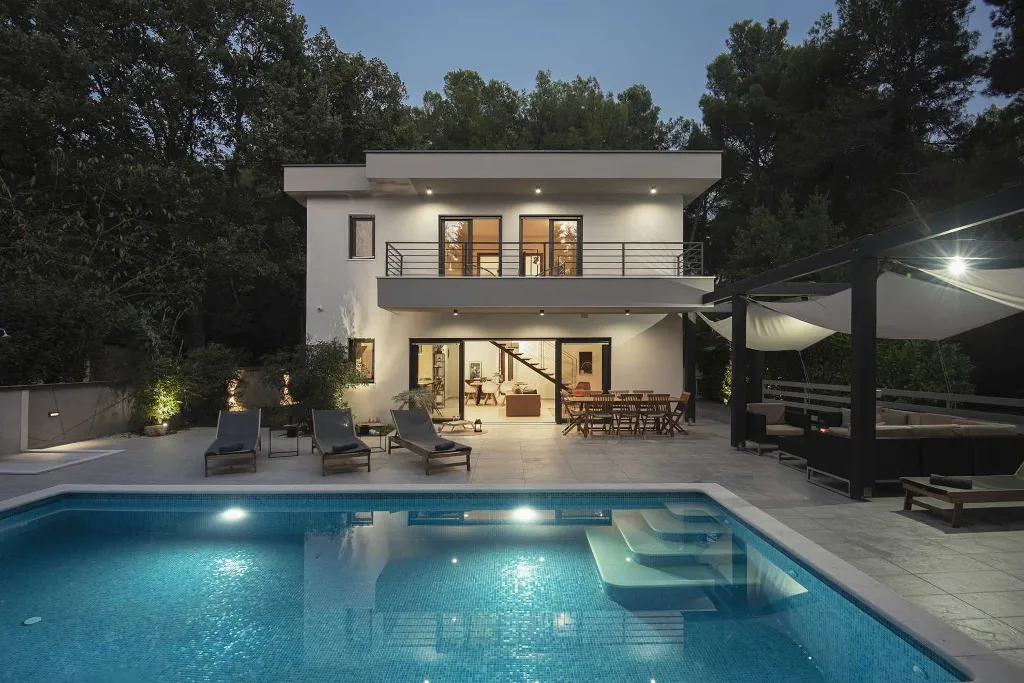 Modern Villa with Pool in Banjole (Up to 8 Guests)