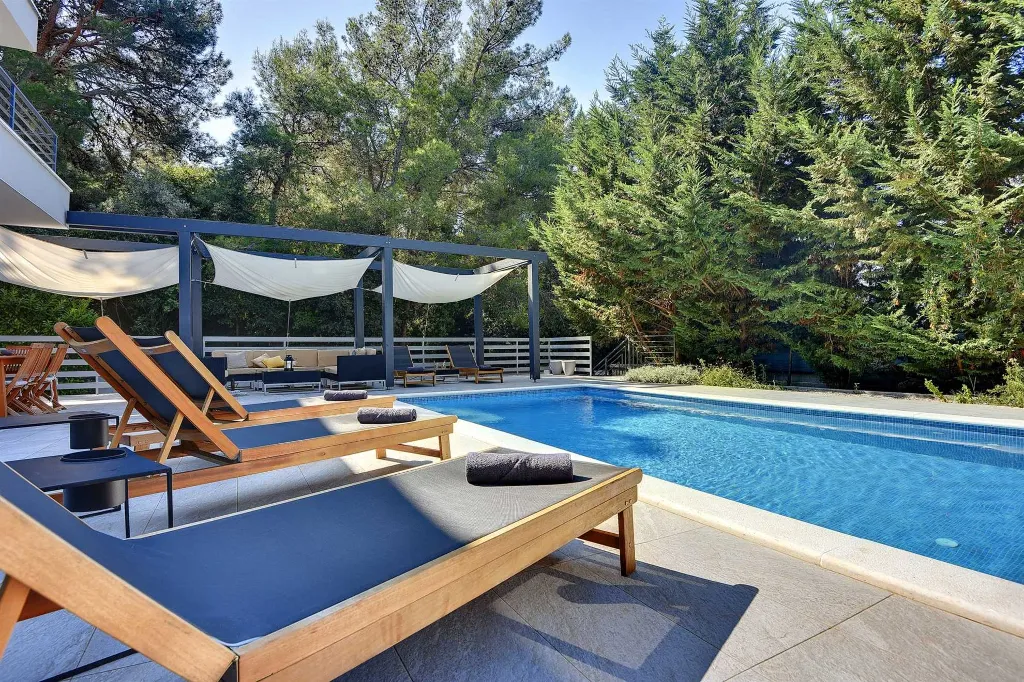 Modern Villa with Pool in Banjole (Up to 8 Guests)