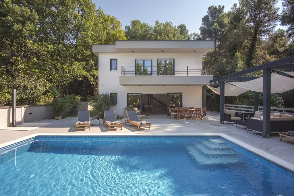 Modern Villa with Pool in Banjole (Up to 8 Guests)